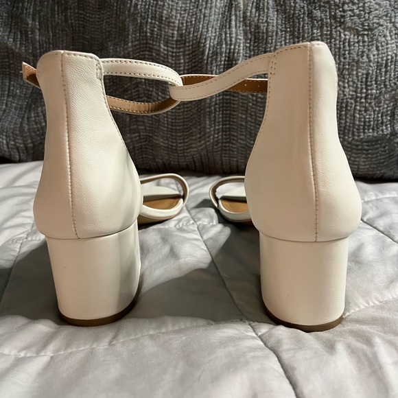 Steve Madden white leather block heel sandals. Size 8.5, good condition! :-) - Picture 3 of 8
